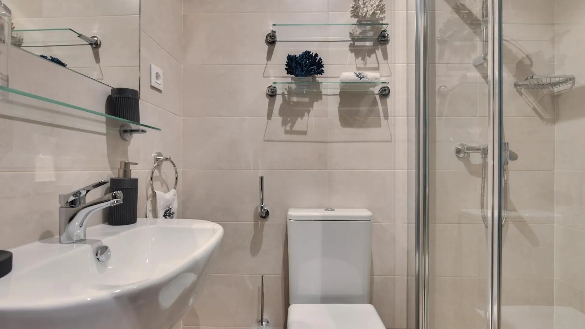 Livensa Living Pamplona Hostel 0*,
